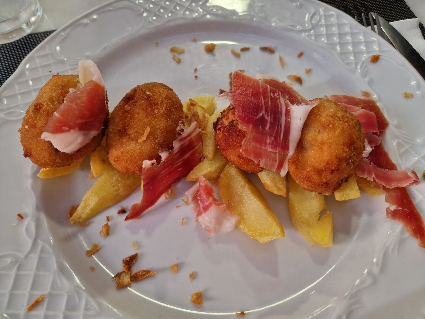 Churrasco a la parrilla con patatas, un segundo contundente de la carta.