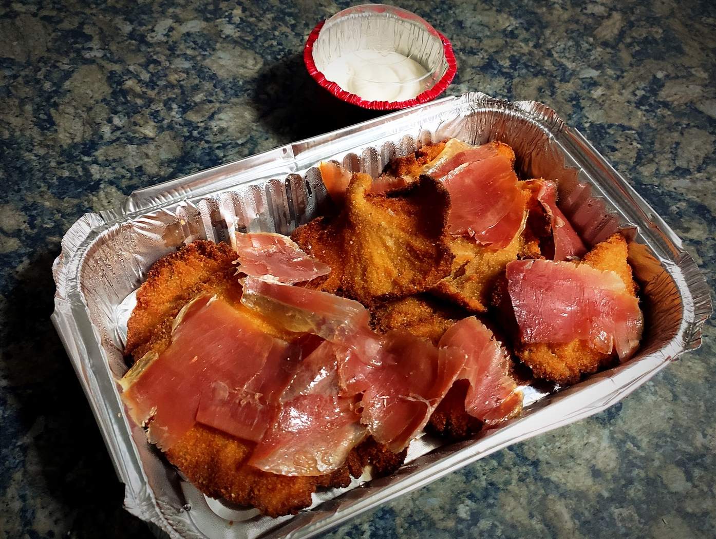 Presentación de un menú del día con primer plato, segundo y postre casero.
